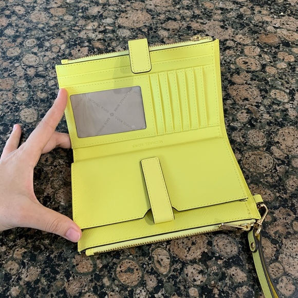 Authentic Michael Kors saffiano leather wallet - Picture 15 of 15